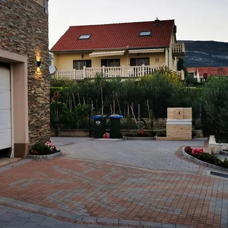 House With Heated Pool & Jacuzzi Apartament Kaštela
