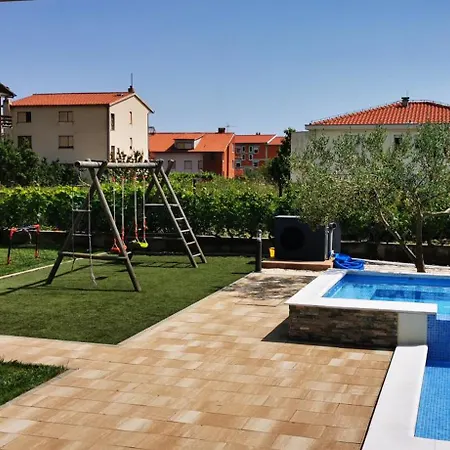 House With Heated Pool & Jacuzzi Apartament