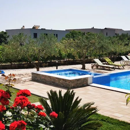 Apartament House With Heated Pool & Jacuzzi