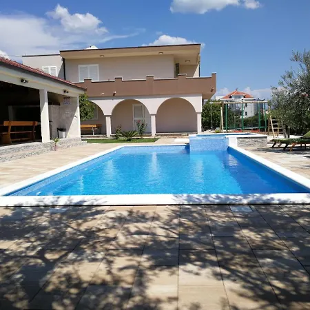 Apartament House With Heated Pool & Jacuzzi