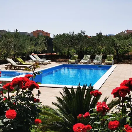 House With Heated Pool & Jacuzzi Apartman *