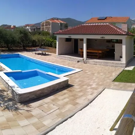 House With Heated Pool & Jacuzzi