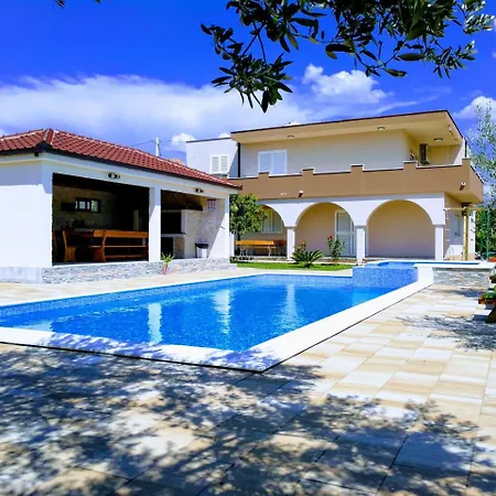 Apartman House With Heated Pool & Jacuzzi Kaštela