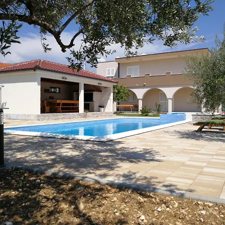 House With Heated Pool & Jacuzzi Apartman