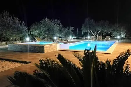 Apartman House With Heated Pool & Jacuzzi *