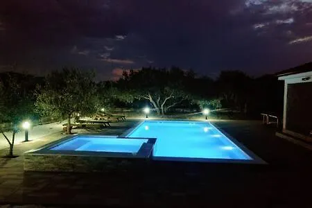 House With Heated Pool & Jacuzzi Apartman Kaštela